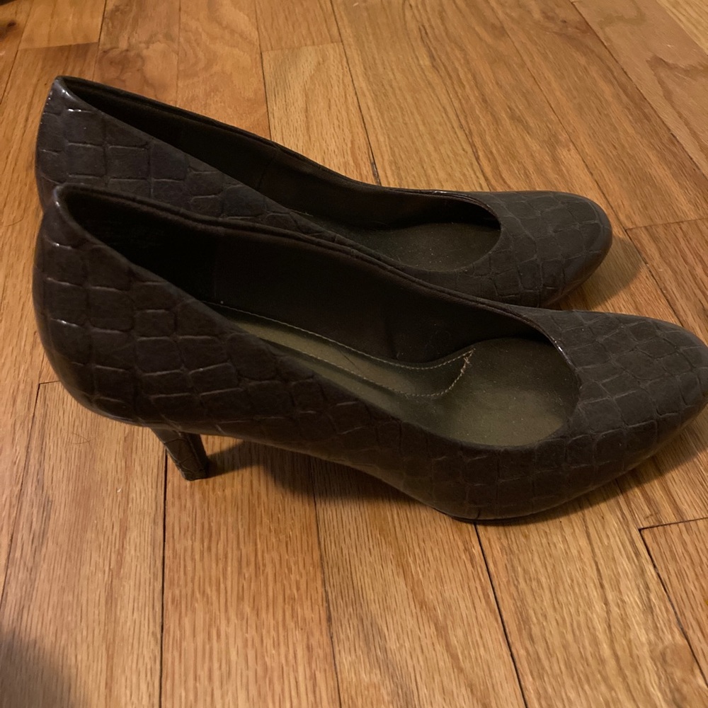 Super comfortable brown snakeskin heels